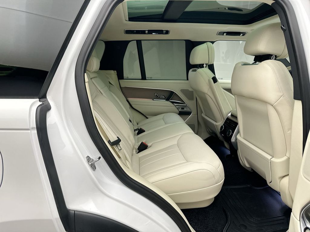 2025 Land Rover Range Rover SE photo 5