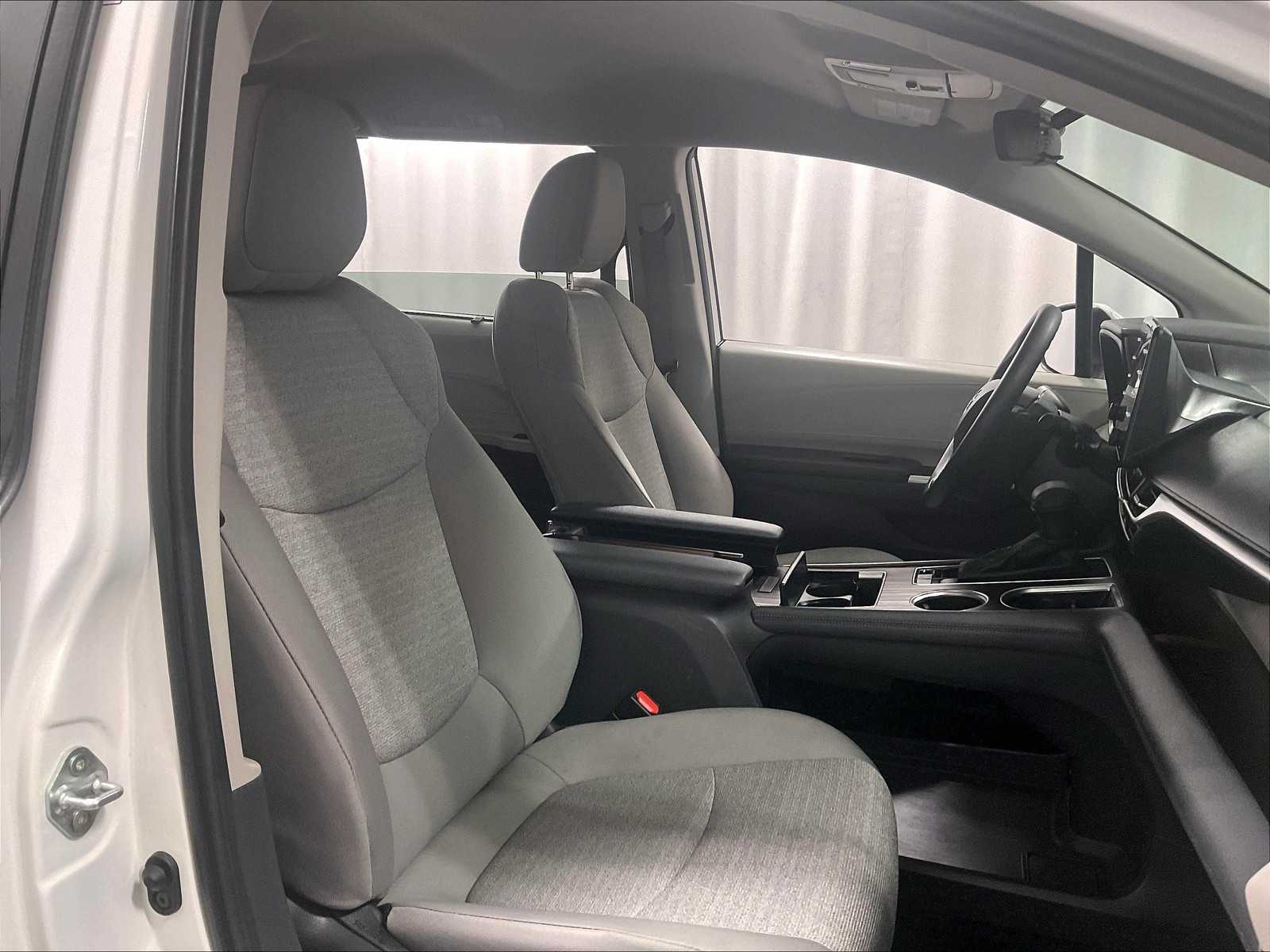 2024 Toyota Sienna LE photo 11