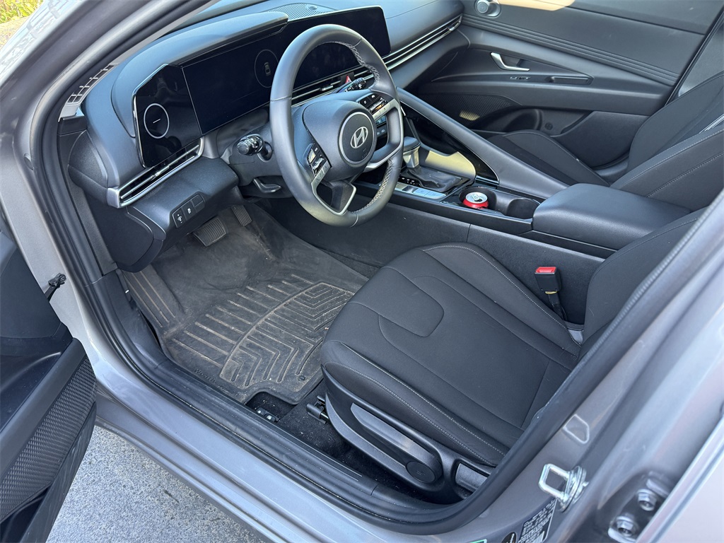 2024 Hyundai Elantra SEL Convenience photo 2