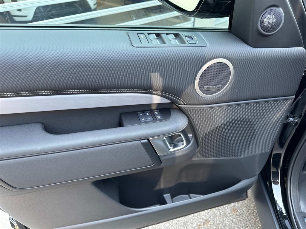 2025 Land Rover Discovery SE photo 19