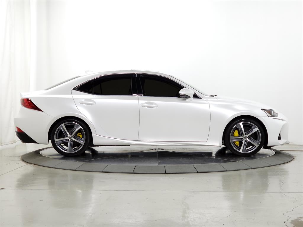 2017 Lexus IS 300 photo 9