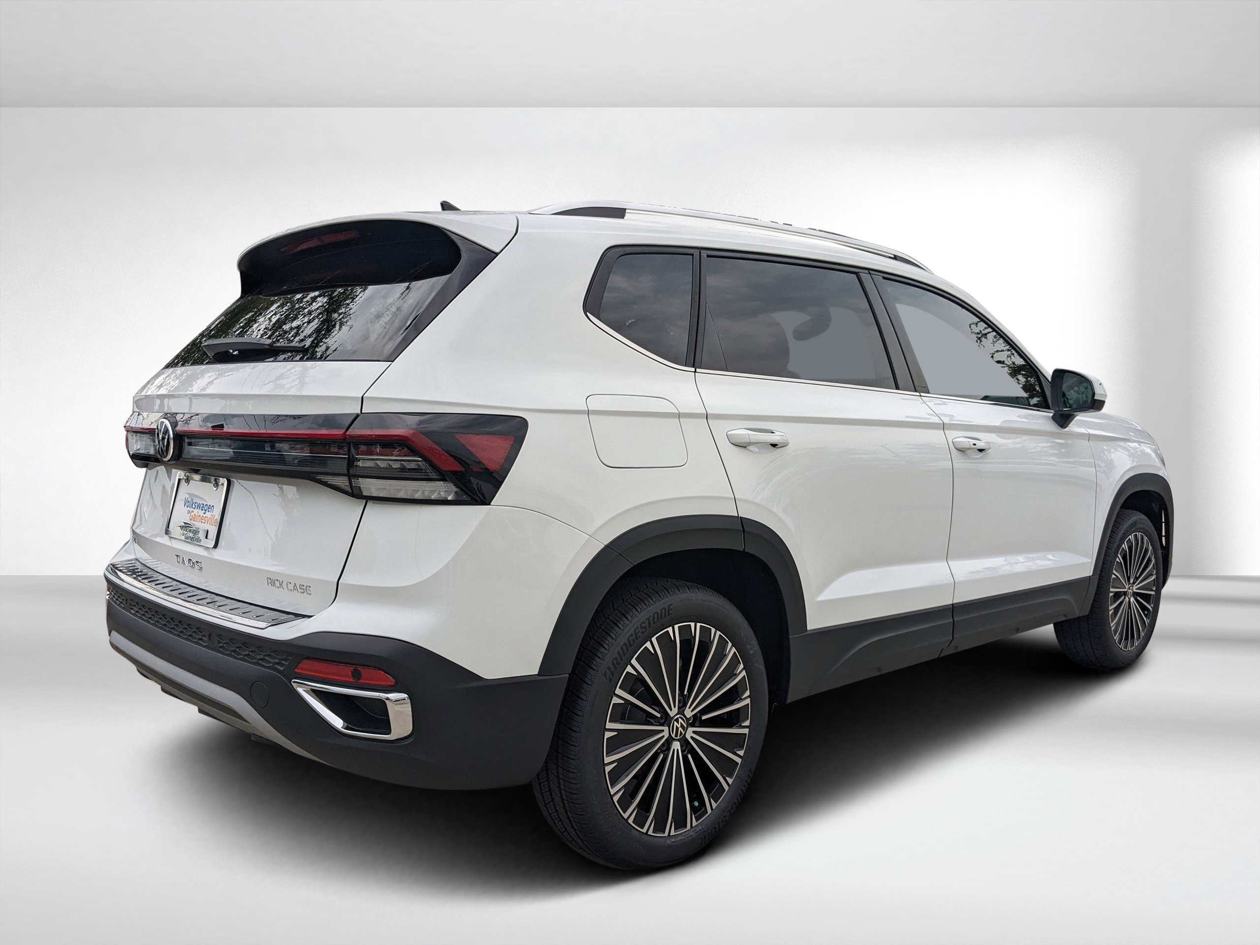 2025 Volkswagen Taos SE photo 3