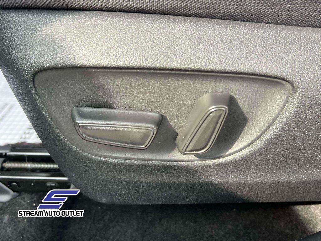 2023 Toyota Highlander LE photo 17