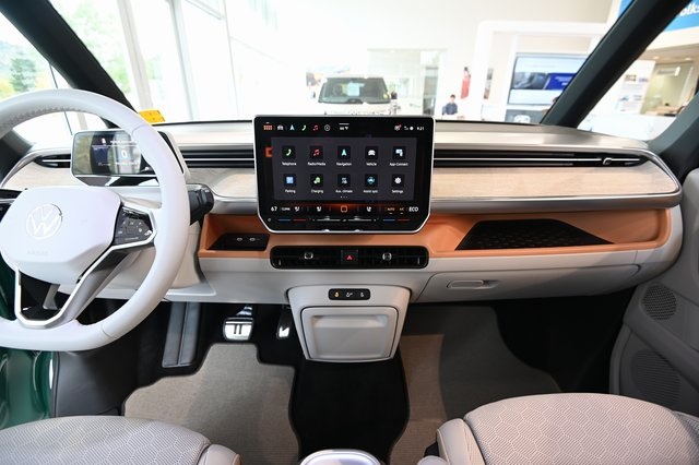 2025 Volkswagen ID. Buzz Pro Plus photo 2