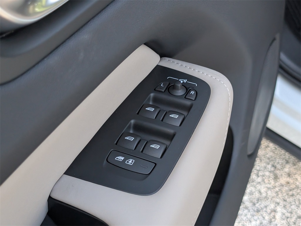 2026 Volvo XC60 B5 Plus photo 12