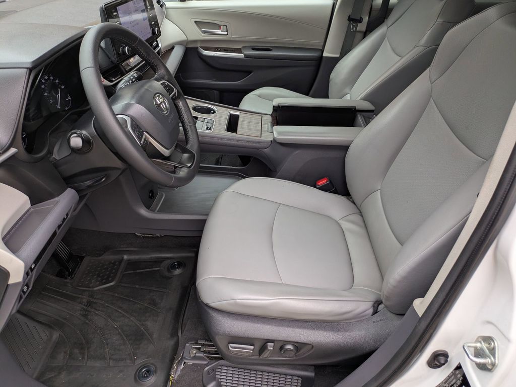 2022 Toyota Sienna XLE photo 11