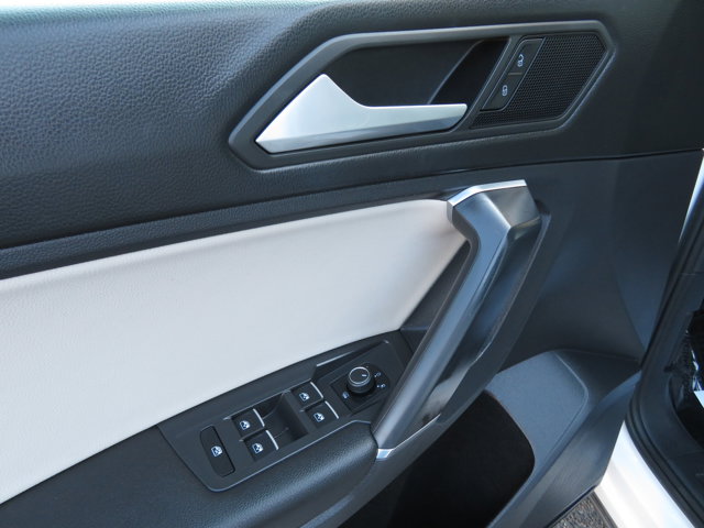 2020 Volkswagen Tiguan SEL photo 18