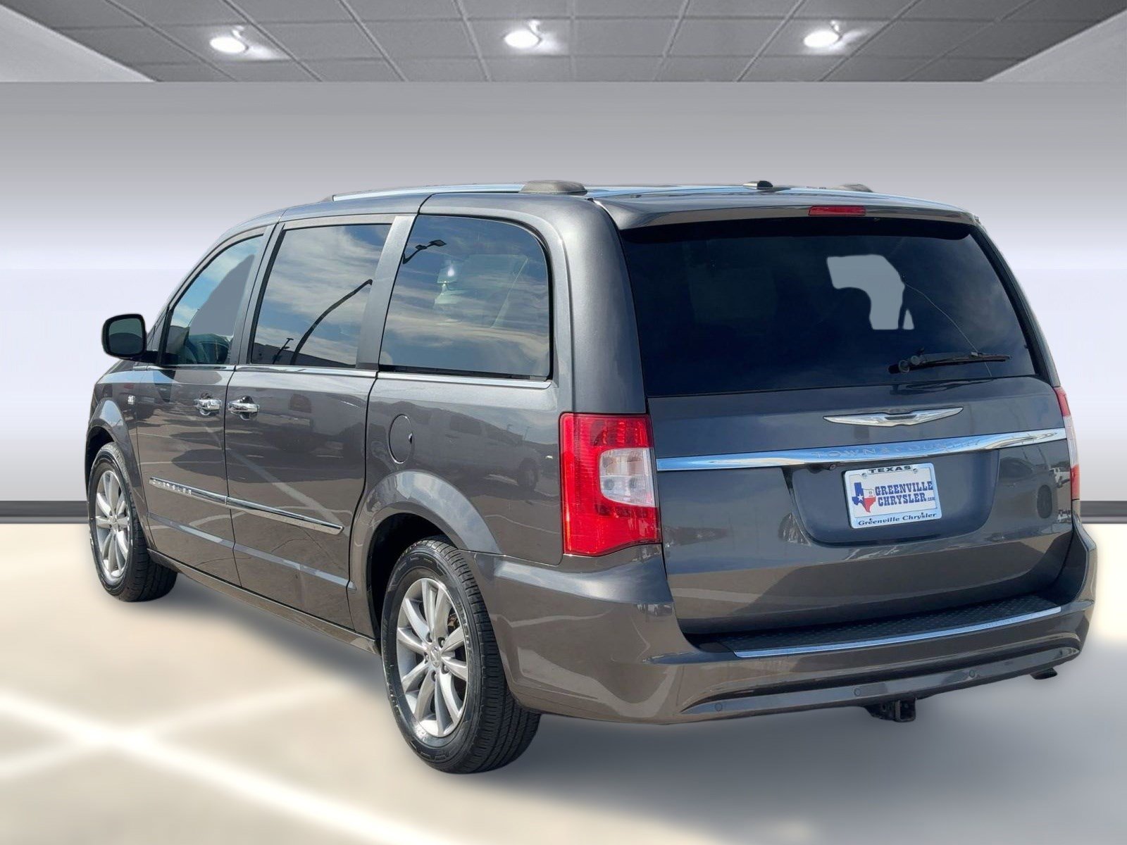 2014 Chrysler Town & Country photo 2