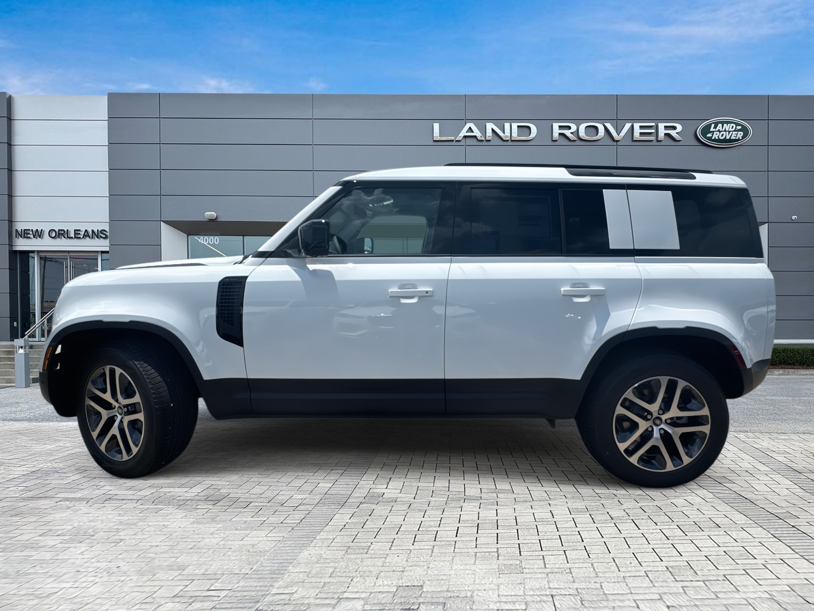 2025 Land Rover Defender 110 S photo 2