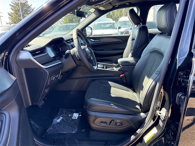 2025 Jeep Grand Cherokee Altitude X photo 2