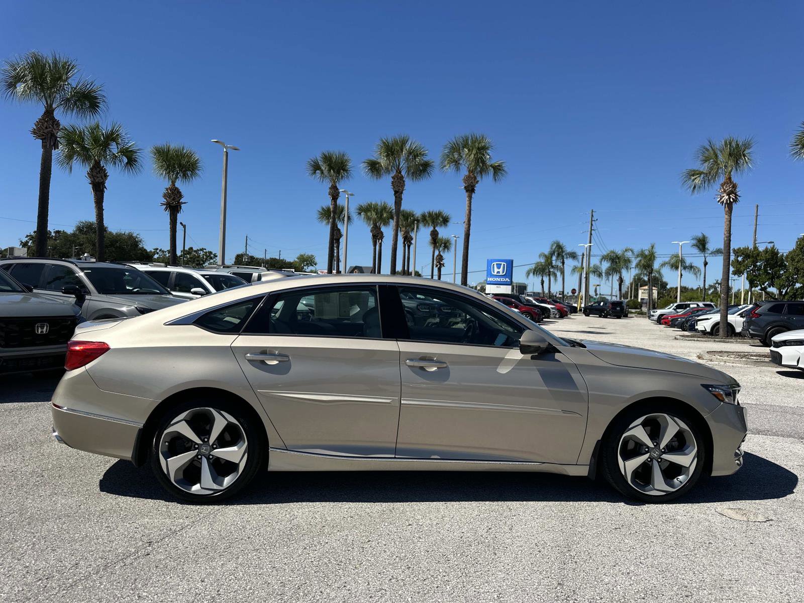 2018 Honda Accord Touring 2.0T photo 2