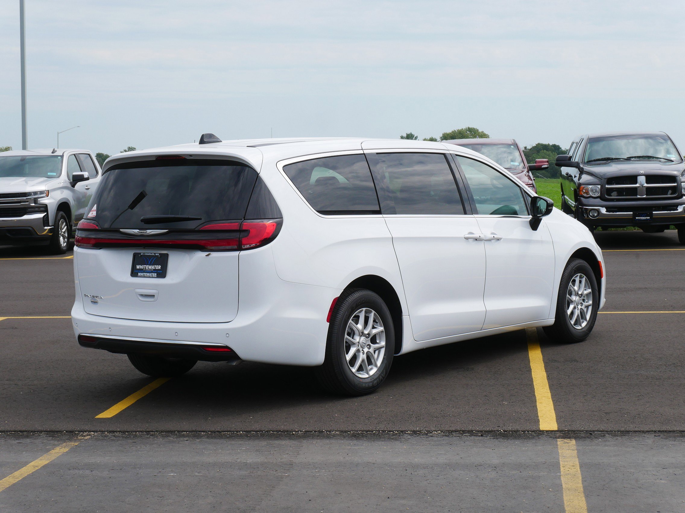 2025 Chrysler Pacifica photo 2