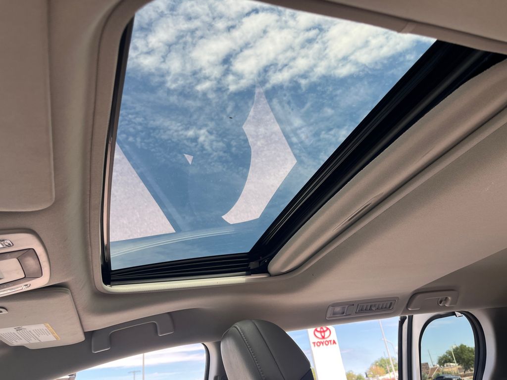 2022 Toyota Sienna XLE photo 23