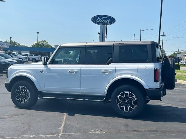 2025 Ford Bronco Outer Banks photo 4