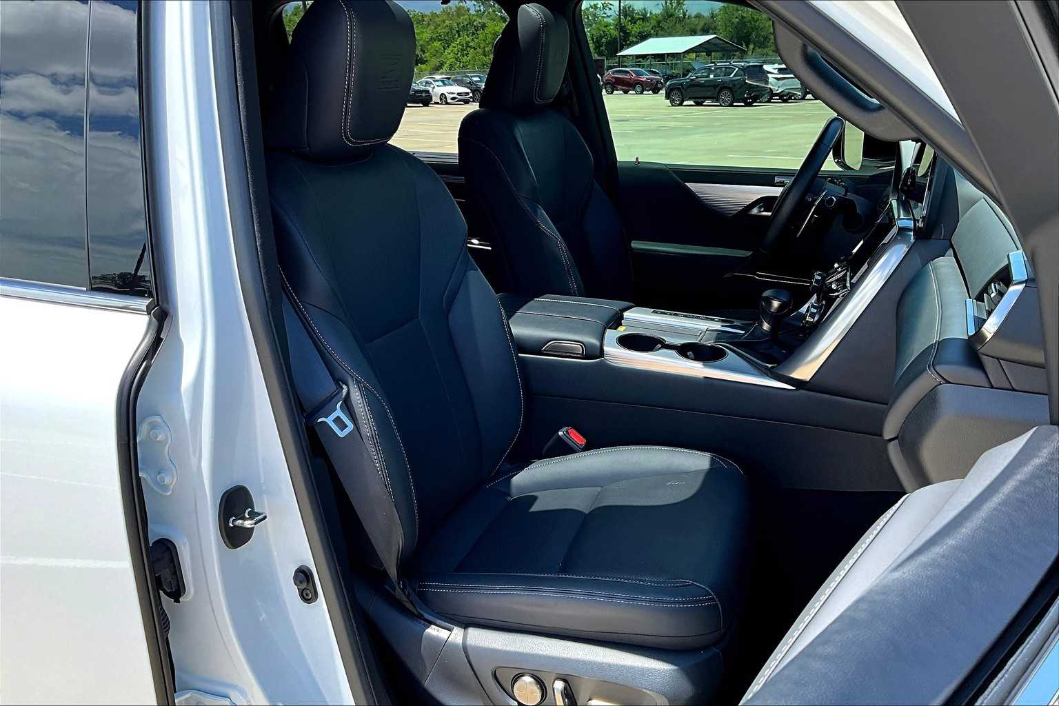 2024 Lexus LX 600 F SPORT photo 8