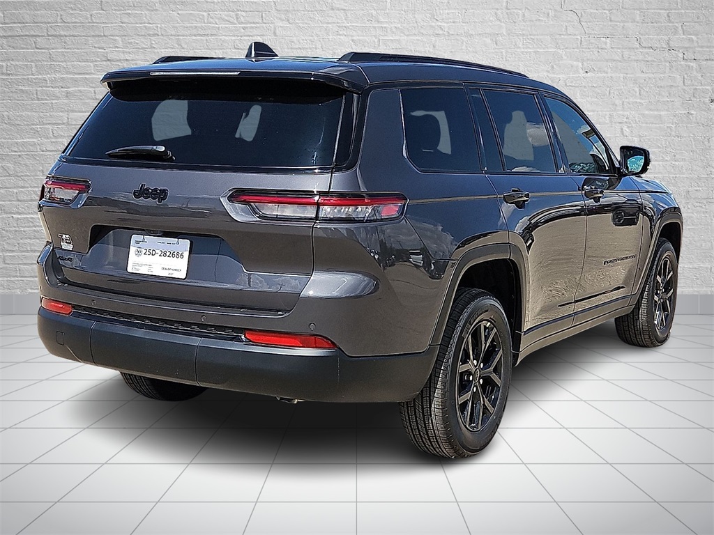 2025 Jeep Grand Cherokee Altitude photo 3