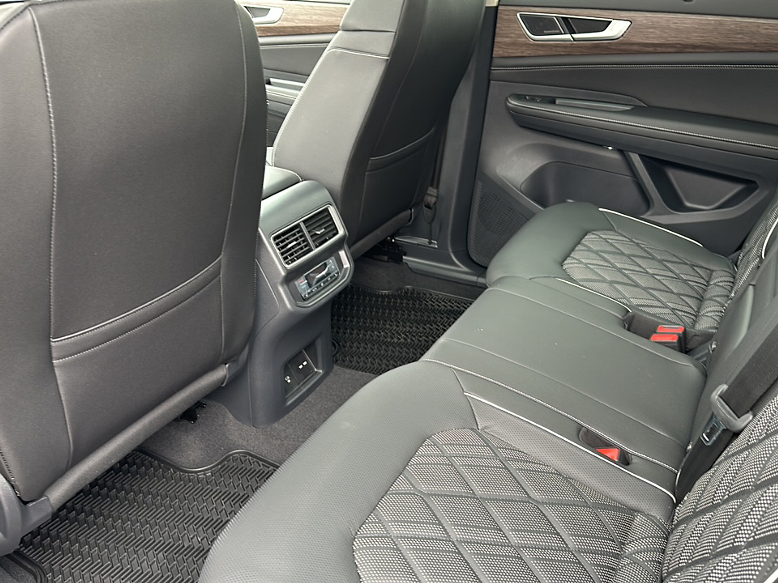 2025 Volkswagen Atlas SEL Premium R-Line photo 2