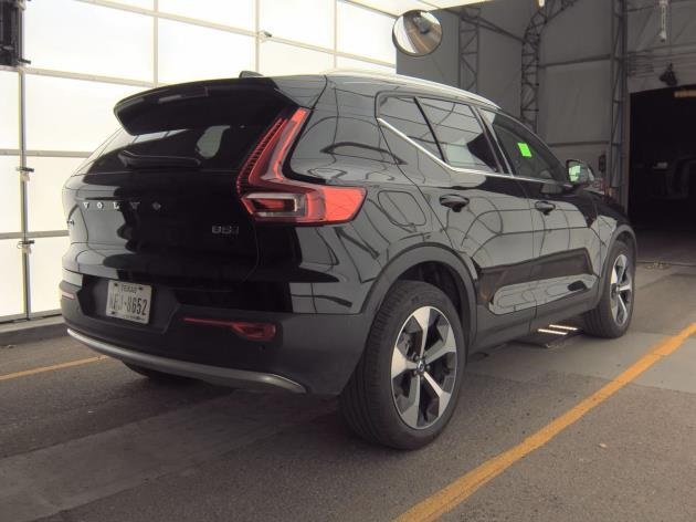 2025 Volvo XC40 Plus photo 2