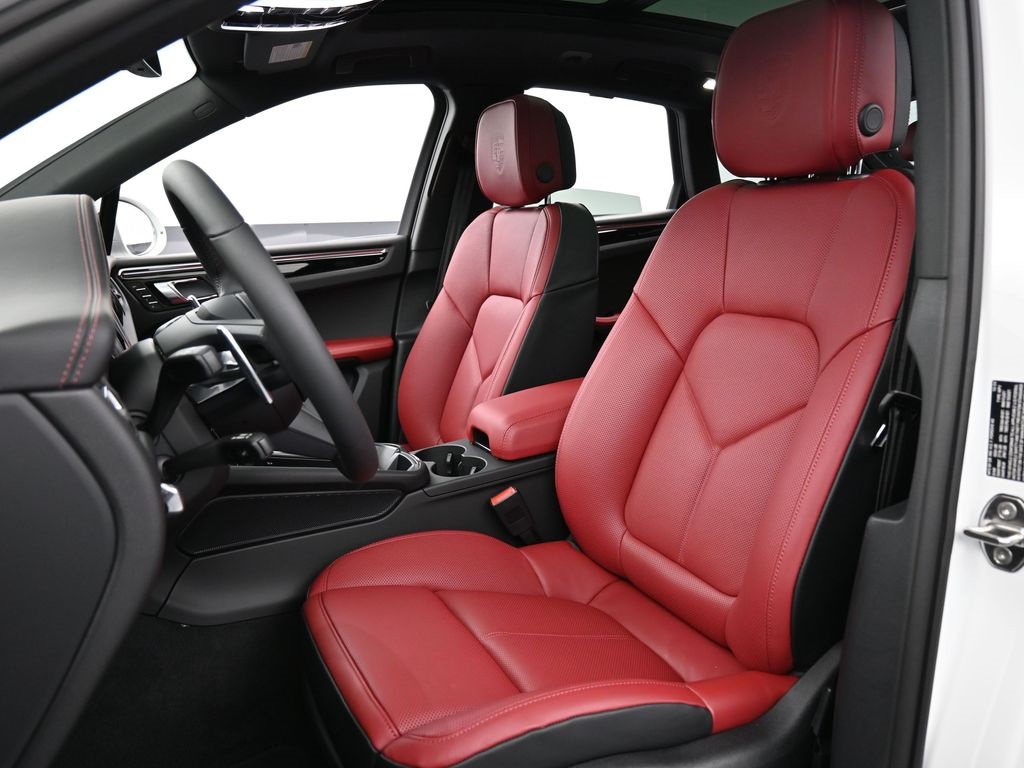 2025 Porsche Macan T photo 3
