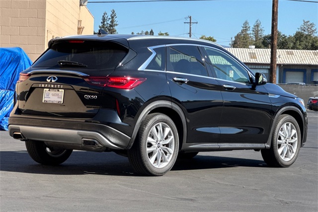 2022 Infiniti QX50 Luxe photo 3