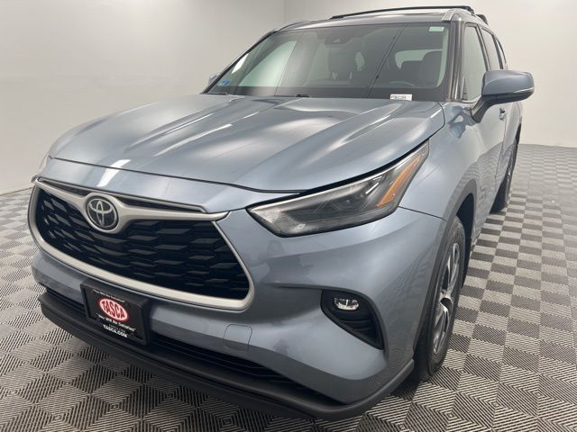 2022 Toyota Highlander XLE's photo