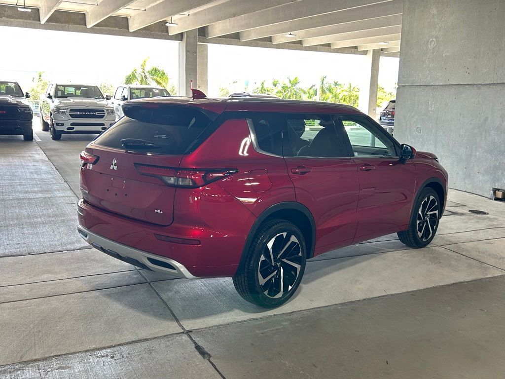 2024 Mitsubishi Outlander SEL photo 3