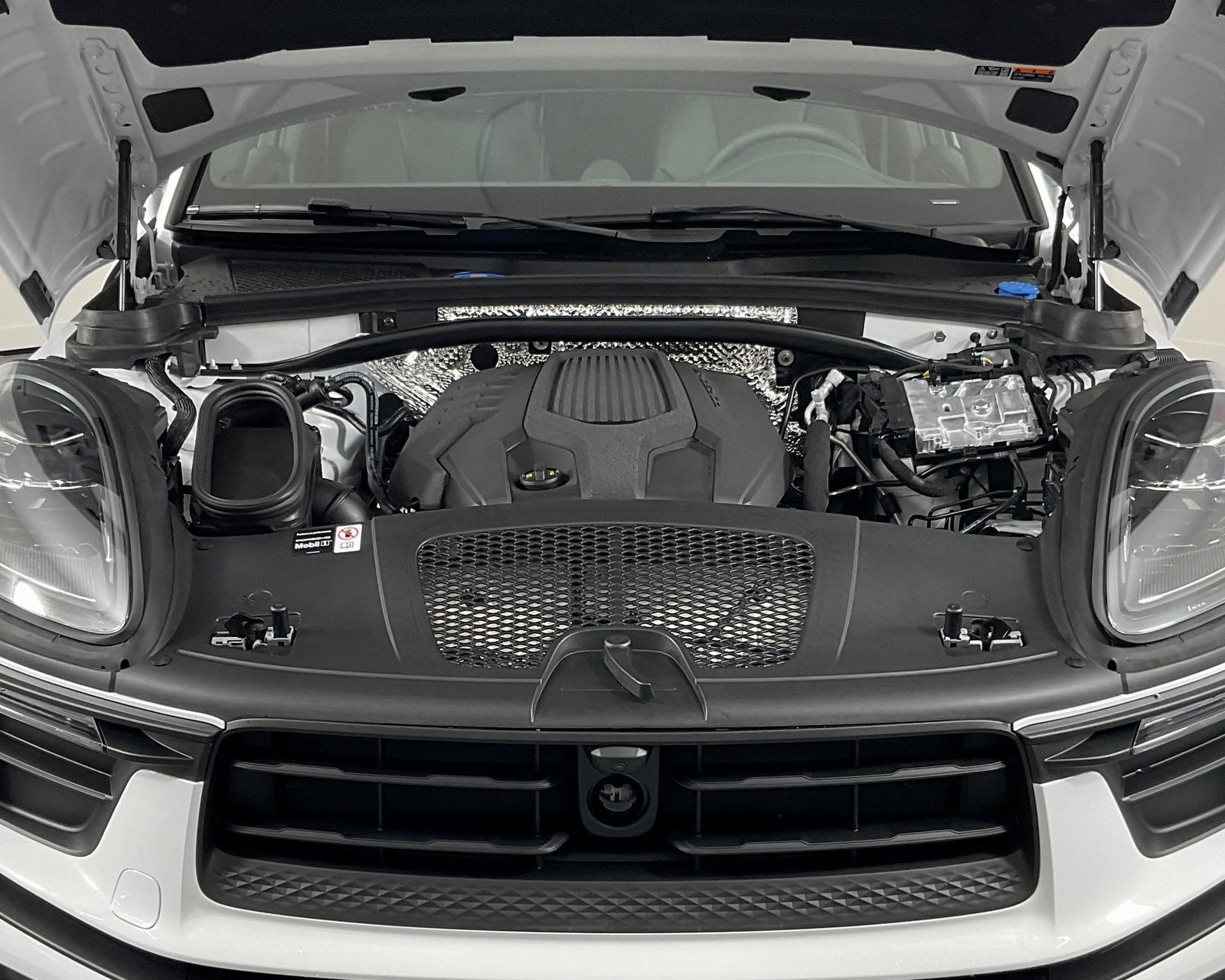 2025 Porsche Macan T photo 27