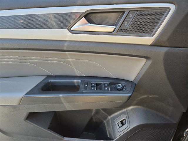 2022 Volkswagen Atlas Cross Sport V6 SEL R-Line photo 24