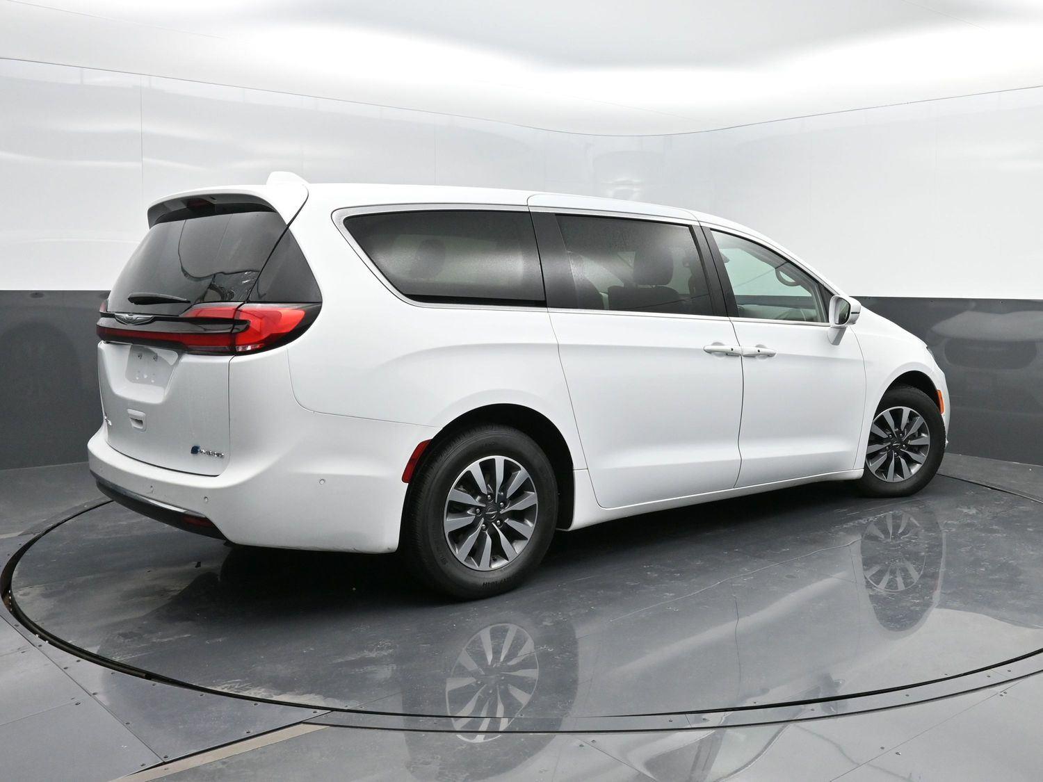 2022 Chrysler Pacifica Hybrid Touring L's photo