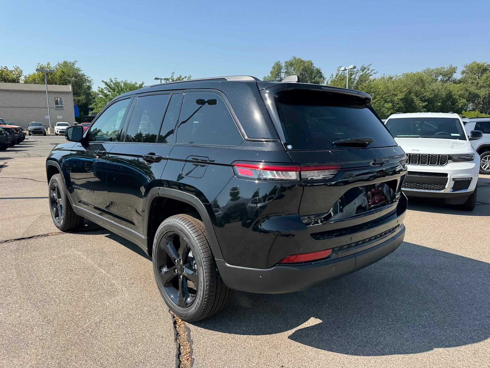 2025 Jeep Grand Cherokee Limited photo 3