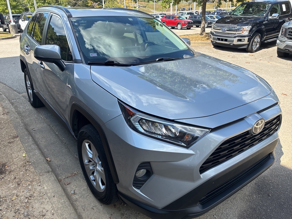 2020 Toyota RAV4 XLE photo 3
