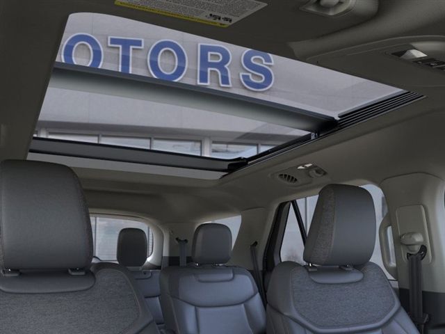 2025 Ford Explorer photo 13
