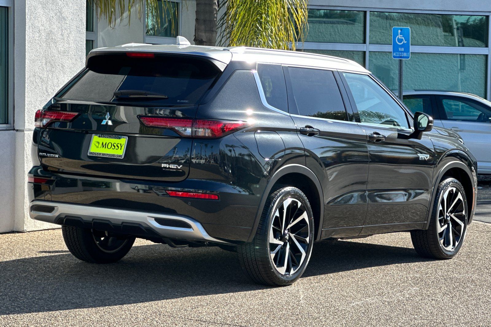 2025 Mitsubishi Outlander PHEV SEL photo 4
