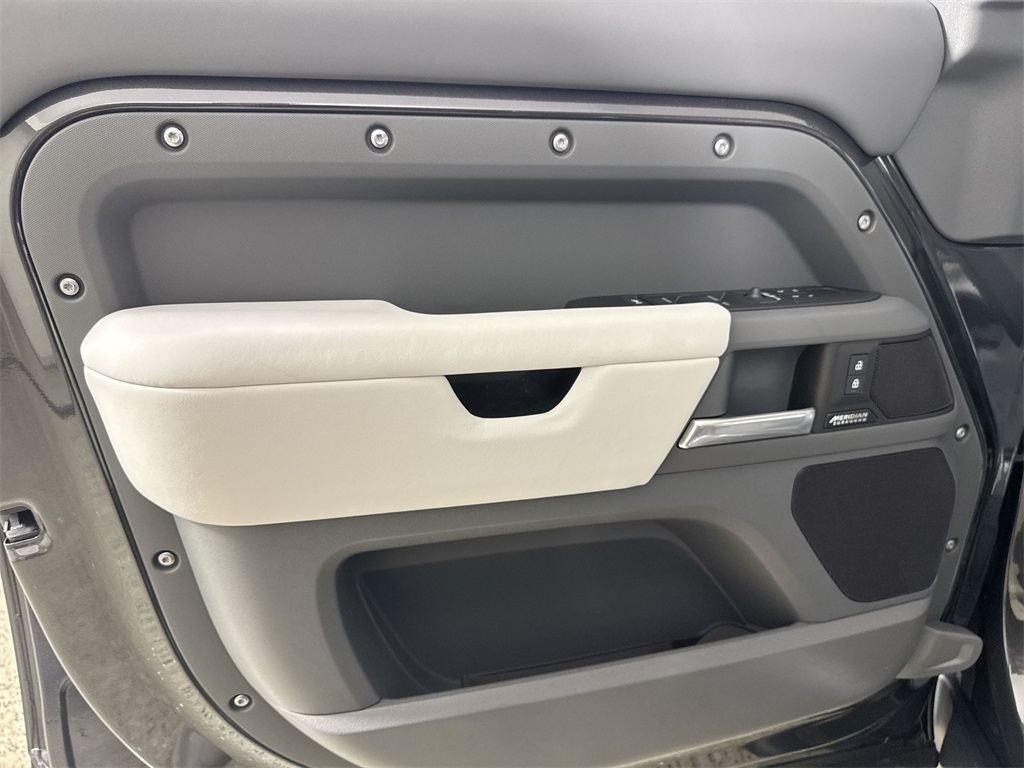 2025 Land Rover Defender 130 X-Dynamic SE photo 13