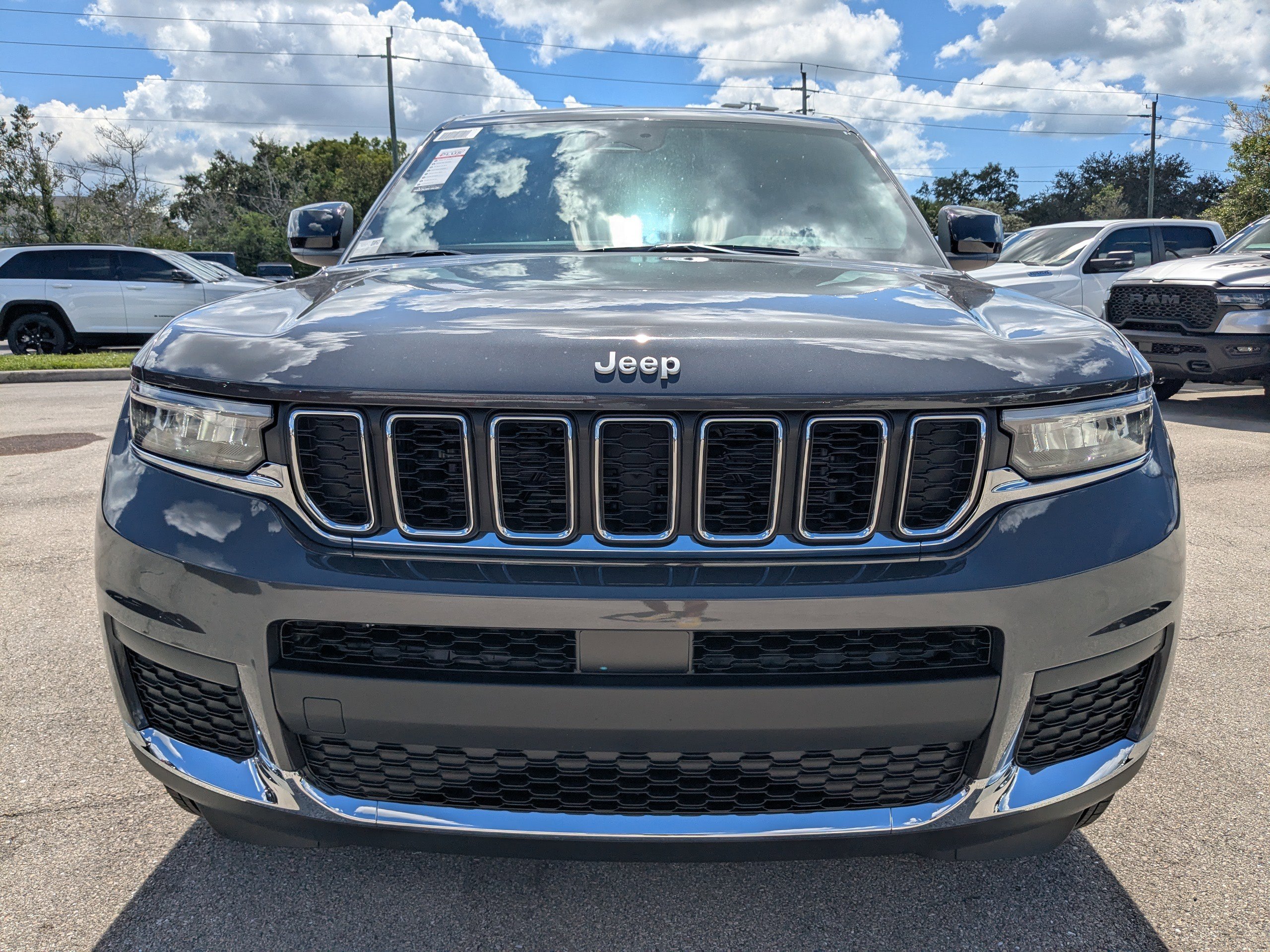 2025 Jeep Grand Cherokee Laredo X photo 2