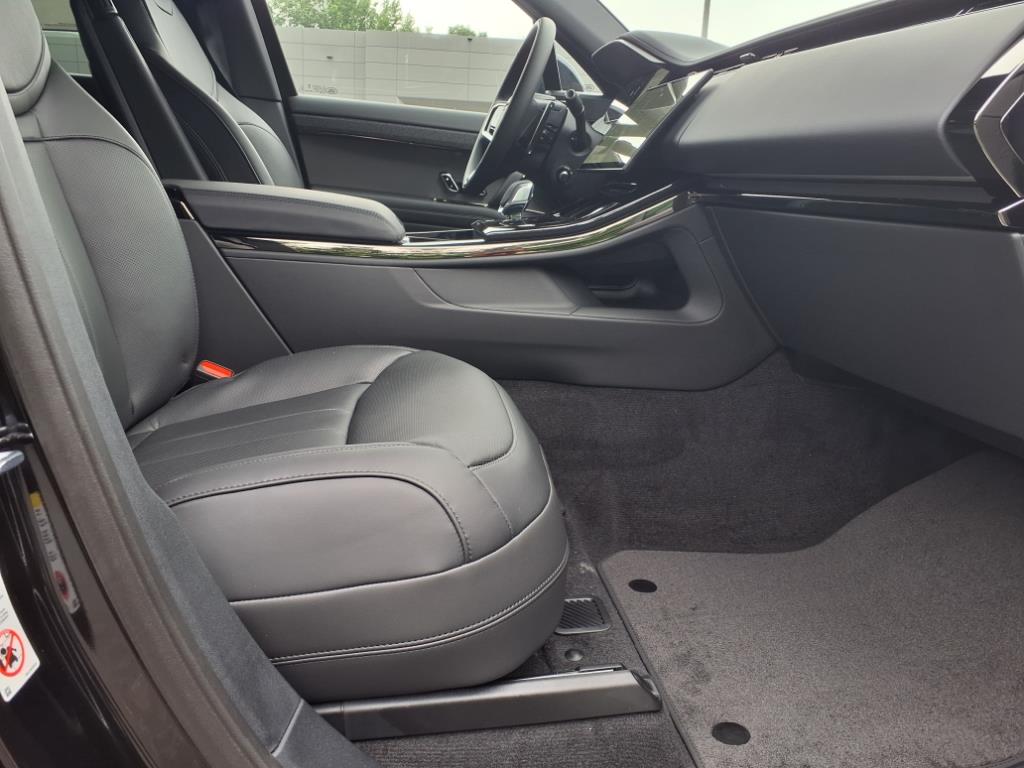 2025 Land Rover Range Rover Sport SE photo 3