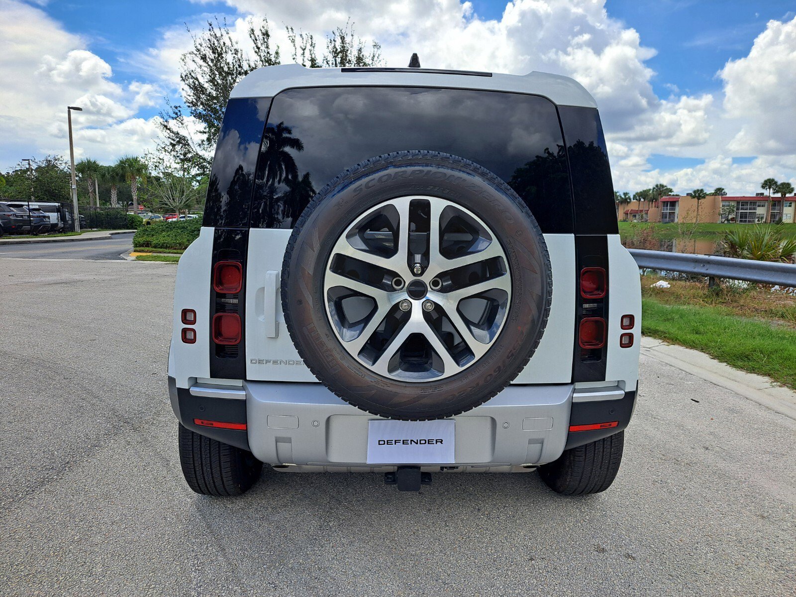 2025 Land Rover Defender 110 S photo 5