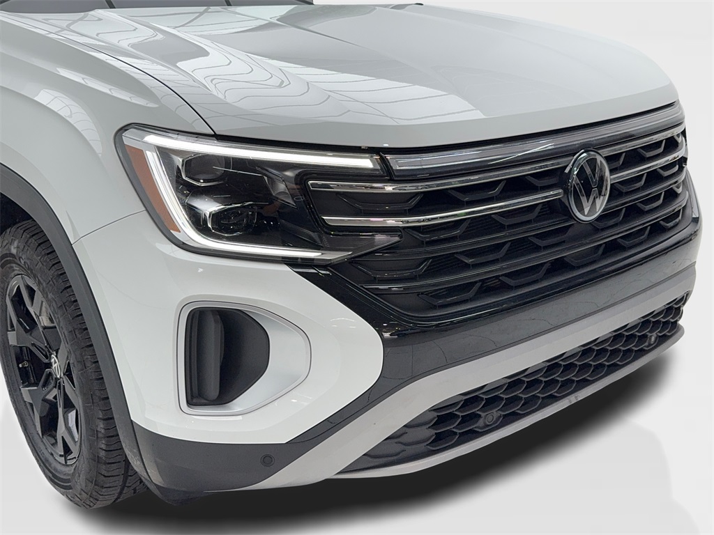 2024 Volkswagen Atlas Peak Edition SE Technology S photo 3