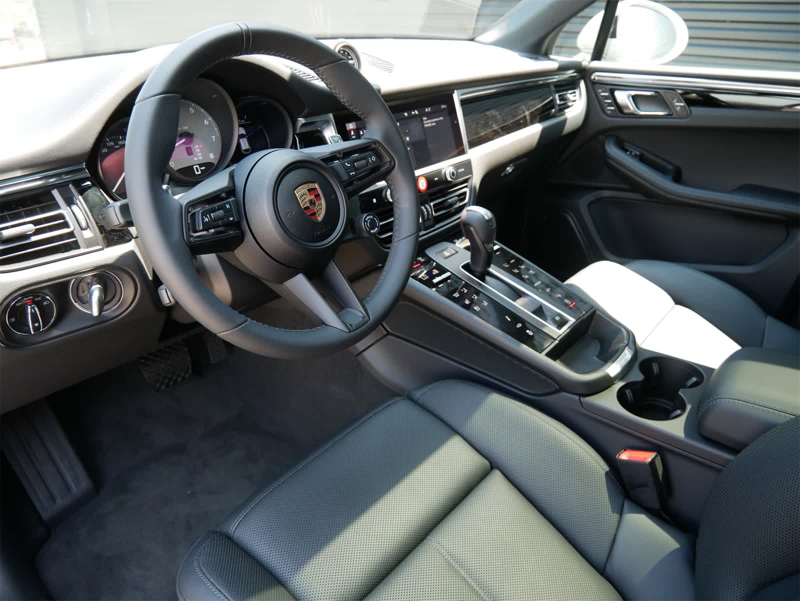 2025 Porsche Macan S photo 4