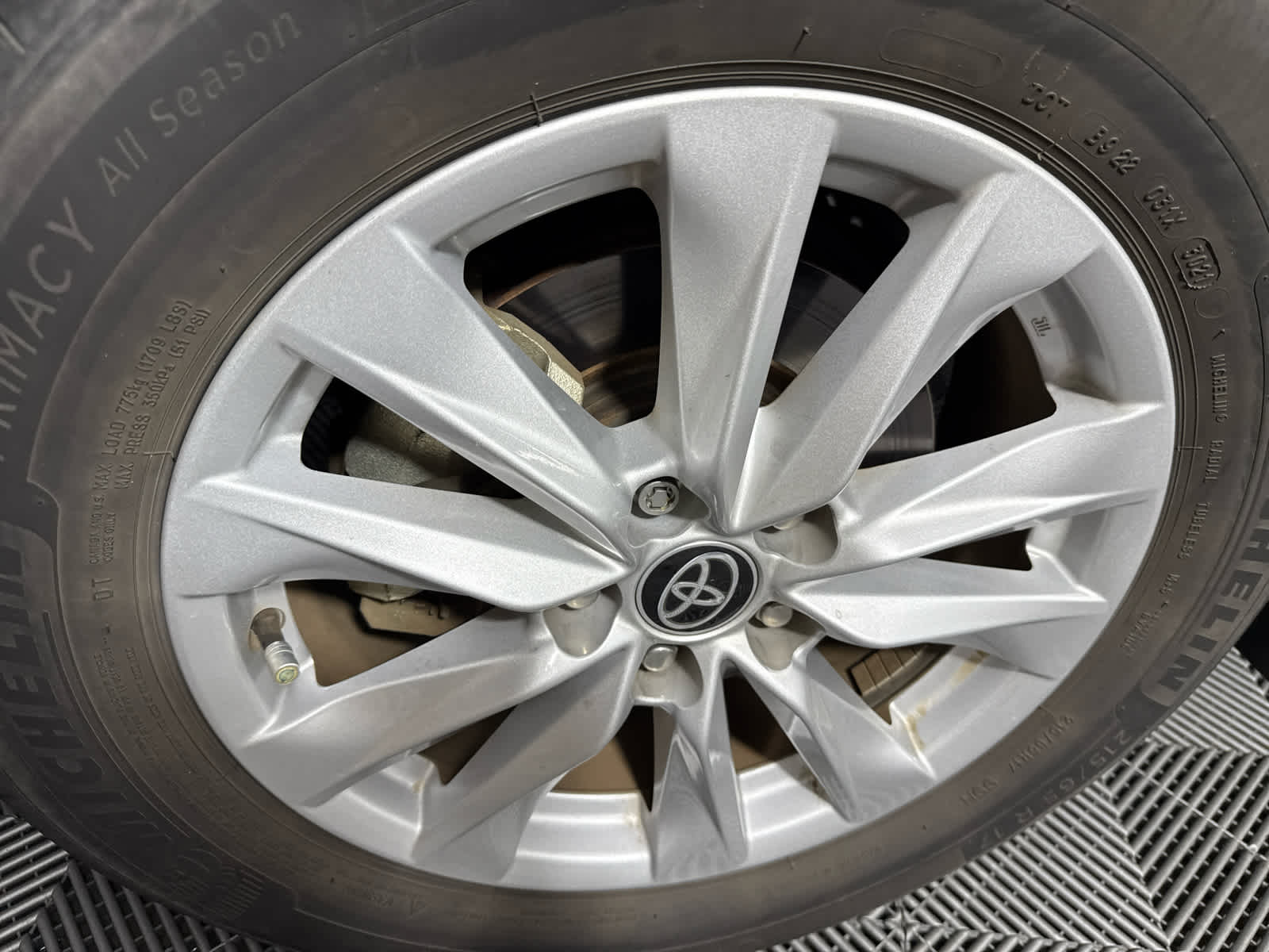 2022 Toyota Corolla Cross LE photo 13