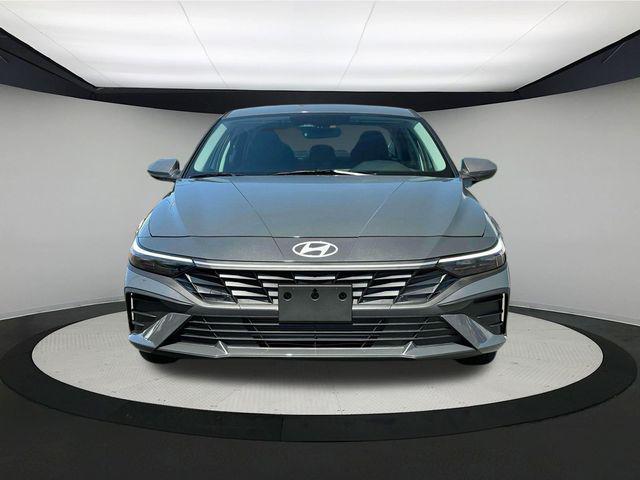 2025 Hyundai Elantra SE photo 4
