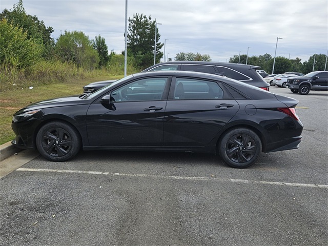 2021 Hyundai Elantra SEL photo 3