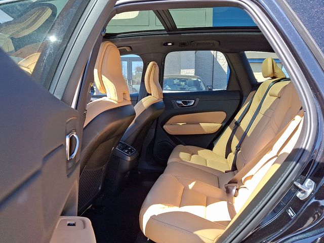 2022 Volvo XC60 B5 Inscription photo 2