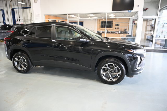 2025 Chevrolet Trax LT photo 2