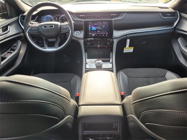 2025 Jeep Grand Cherokee Altitude photo 13