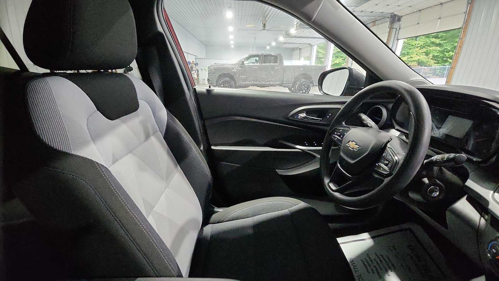 2025 Chevrolet Trax LS photo 13