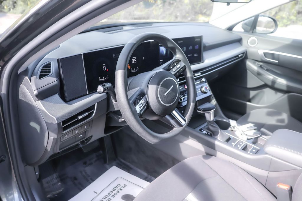 2025 Hyundai Sonata SE photo 3