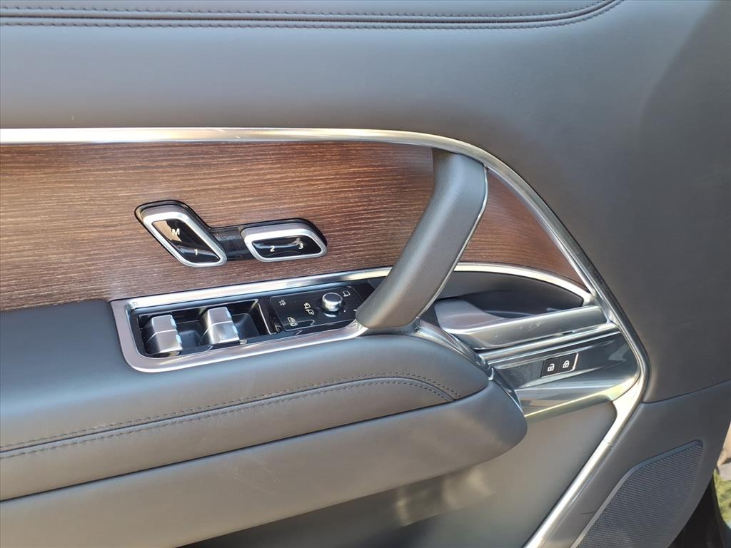 2023 Land Rover Range Rover SE photo 9