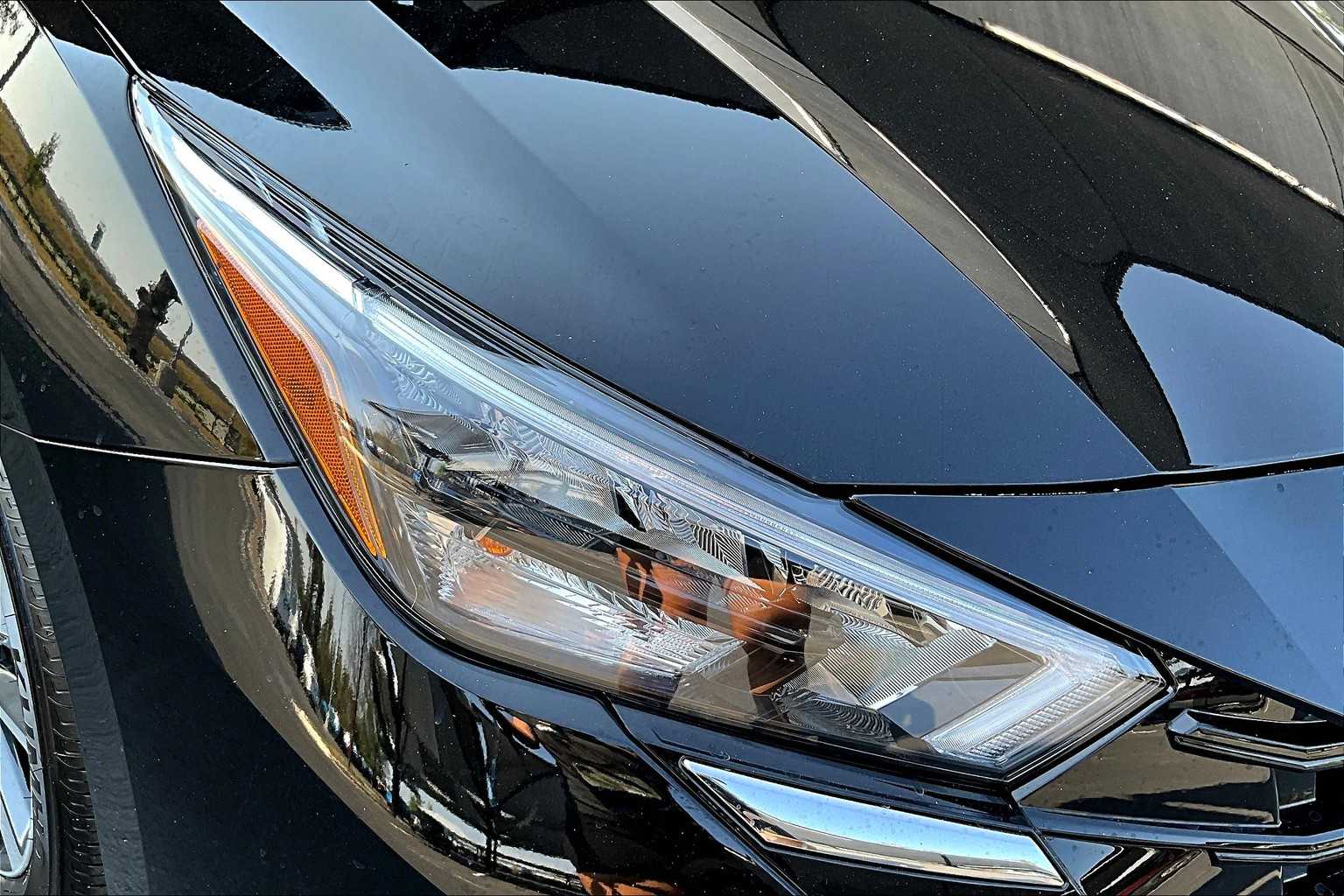 2025 Nissan Versa SV photo 13