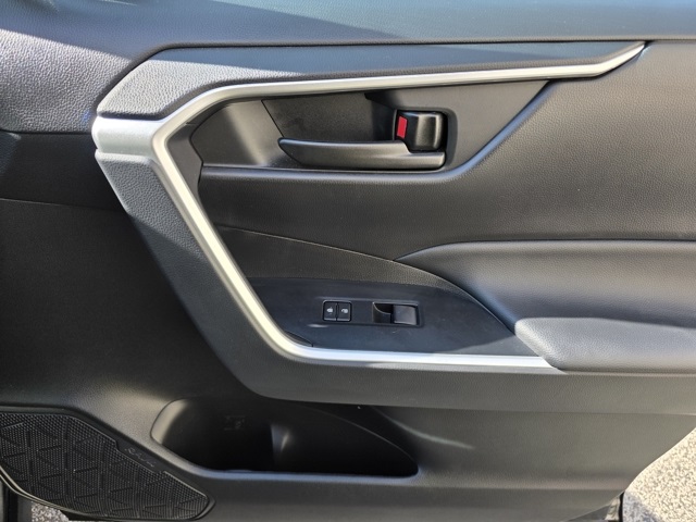 2022 Toyota RAV4 LE photo 13